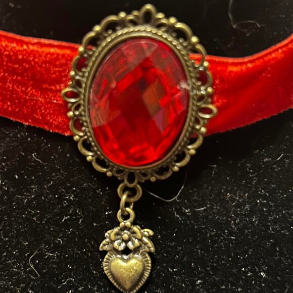 Red velvet choker with heart charm - Picture 2 of 4